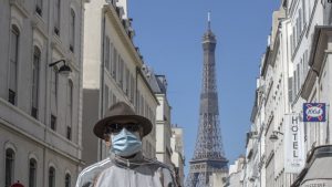 Hombre con tapabocas en paris