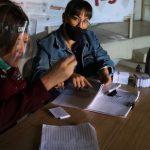 Manteniendo la sana distancia continúa Dirección de Educación con entrega de becas en Gimnasio Neri Santos 2 becas educacion 1 1