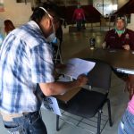 Manteniendo la sana distancia continúa Dirección de Educación con entrega de becas en Gimnasio Neri Santos 5 becas educacion 6 1