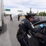 Policías Viales detienen el tráfico para promover “Quédate en Casa” 8 promueven quédate en casa