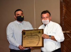 Entrega HC3A9ctor Mario Galaz reconocimiento MC3A9rito a la EnseC3B1anza 1 1024x756