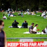 La gente descansa y disfruta el día en Central Park