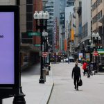 Días soleados atraen multitudes a playas y parques a medida que EE.UU. reabre tras los cierres 5 Peatones caminan por centro de Boston