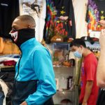 Días soleados atraen multitudes a playas y parques a medida que EE.UU. reabre tras los cierres 6 clientes y empleados de la tienda de ropa Petty Cash en Houston Texas