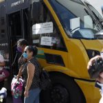 policía observa mientras un grupo de enfermeras habla con la prensa en CDMX