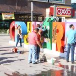 Participan empleados municipales en limpieza y reparación de daños tras manifestación en el Centro Histórico 6 limpian 8