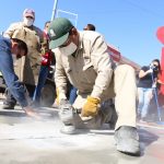 Participan empleados municipales en limpieza y reparación de daños tras manifestación en el Centro Histórico 7 limpian 9