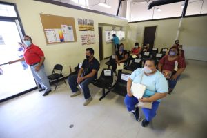 Habitantes del suroriente acuden a entregar documentación y folio para becas 1