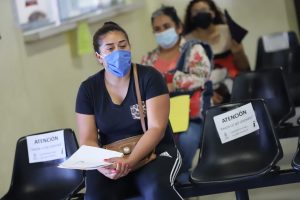 Habitantes del suroriente acuden a entregar documentación y folio para becas 2