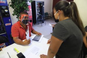 Habitantes del suroriente acuden a entregar documentación y folio para becas 5