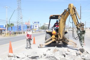 Intervienen con reparación de concreto en el bulevar Manuel Gómez Morín 6 Interviene Municipio con reparación de concreto en el bulevar Manuel Gómez Morín 3