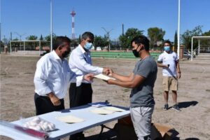Hace entrega alcalde de nuevo casas grandes de cancha a ligas de fútbol en la unidad deportiva 6 Nota Deportes 2