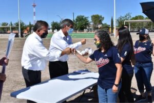 Hace entrega alcalde de nuevo casas grandes de cancha a ligas de fútbol en la unidad deportiva 3 Nota Deportes 5