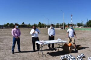 Hace entrega alcalde de nuevo casas grandes de cancha a ligas de fútbol en la unidad deportiva 4 Nota Deportes 6