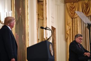 Trump ordena desplegar más agentes federales en Chicago 1 Trump y Secretario