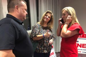 Demócratas progresistas una simpatizante de QAnon y un ex Navy Seal entre ganadores de primarias del martes