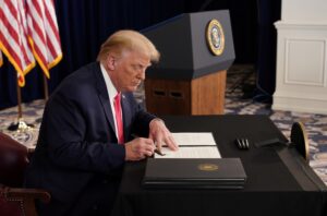 La Casa Blanca y demócratas exponen diferencias sobre órdenes de ayuda de Trump por pandemia 5 EEUU 4