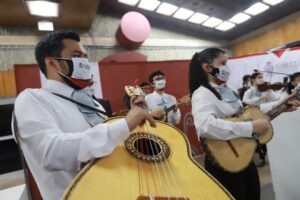Entregó el Alcalde 15 trajes de charro a los integrantes del Mariachi Oro Juarense 10