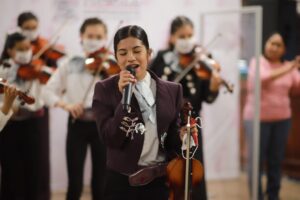 Entregó el Alcalde 15 trajes de charro a los integrantes del Mariachi Oro Juarense 2