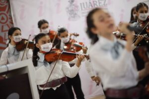 Entregó el Alcalde 15 trajes de charro a los integrantes del Mariachi Oro Juarense 3