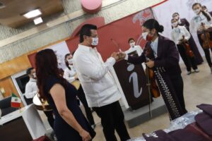 Entregó el Alcalde 15 trajes de charro a los integrantes del Mariachi Oro Juarense 5