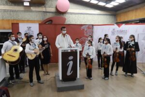 Entregó el Alcalde 15 trajes de charro a los integrantes del Mariachi Oro Juarense 6