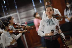 Entregó el Alcalde 15 trajes de charro a los integrantes del Mariachi Oro Juarense 7