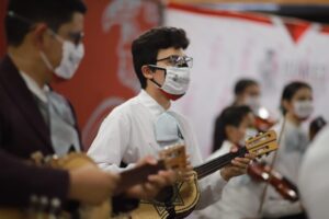 Entregó el Alcalde 15 trajes de charro a los integrantes del Mariachi Oro Juarense 9