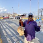 Después de 6 meses, las restricciones de viaje de COVID-19 interrumpen la vida de la frontera entre EE.UU. y México 1 bridge papitas vendor