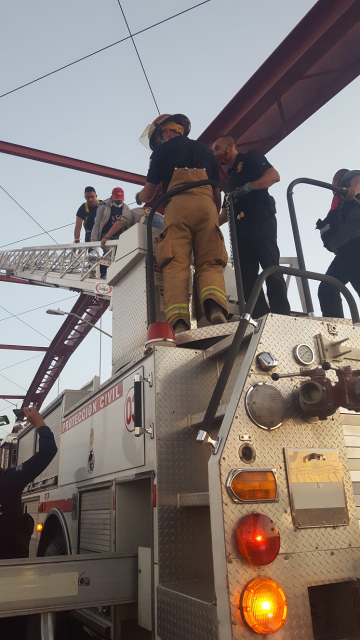 Disuaden a hombre que pretendía arrojarse del puente Sanders 5 Suicidio 5