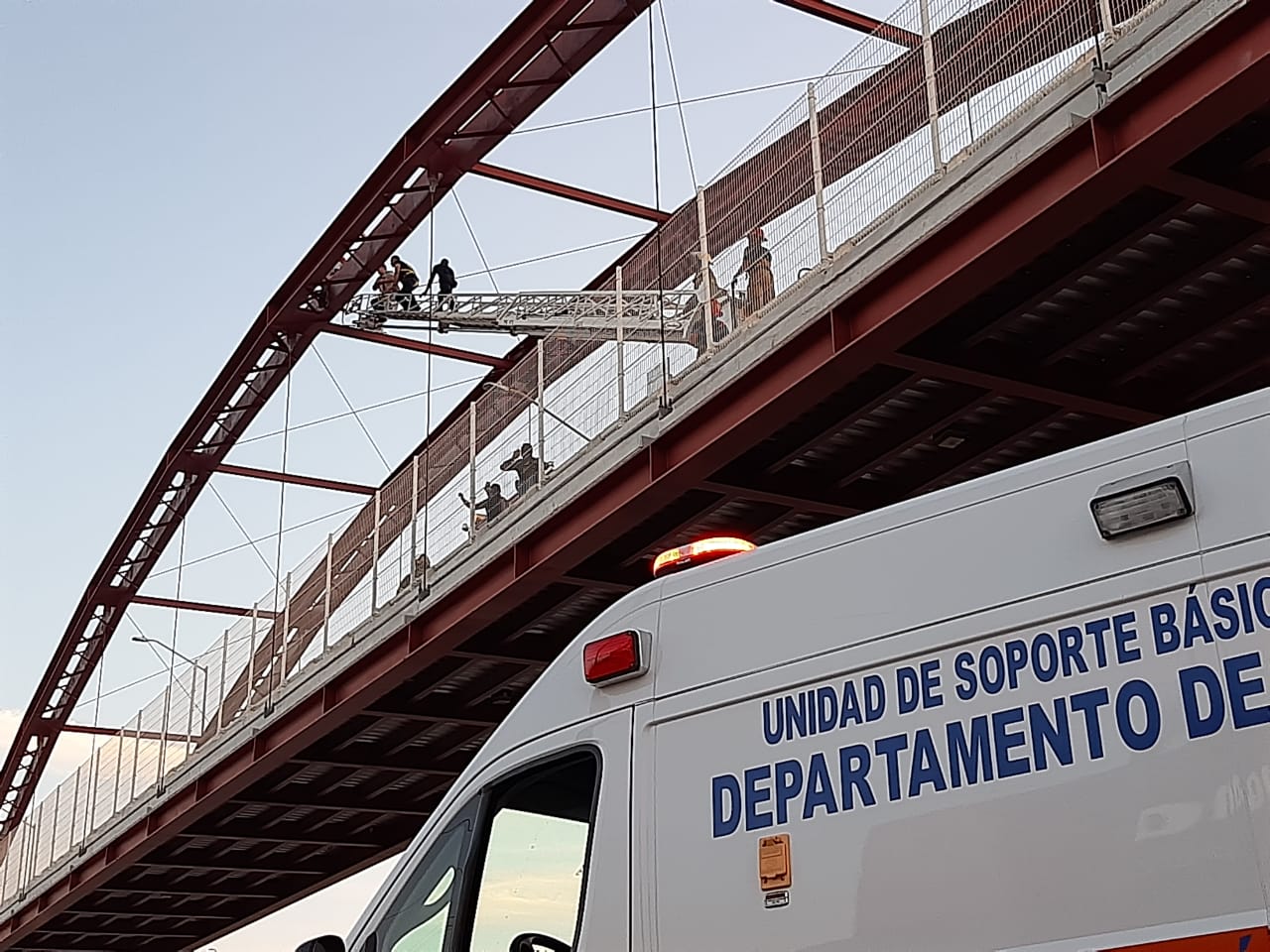 Disuaden a hombre que pretendía arrojarse del puente Sanders 3 Suicidio 7