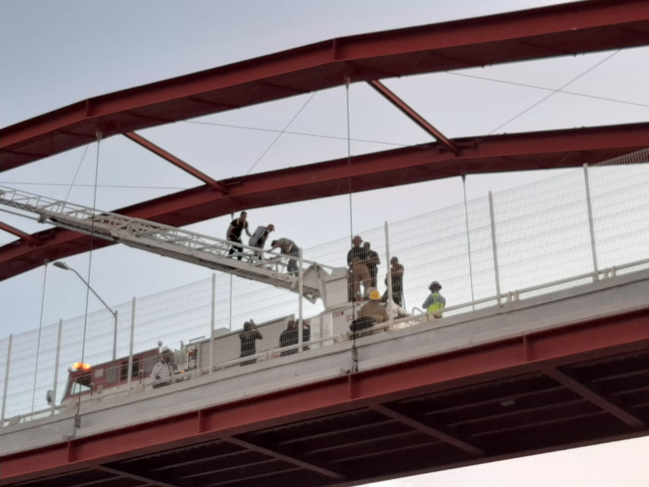 Disuaden a hombre que pretendía arrojarse del puente Sanders 2 Suicidio 8
