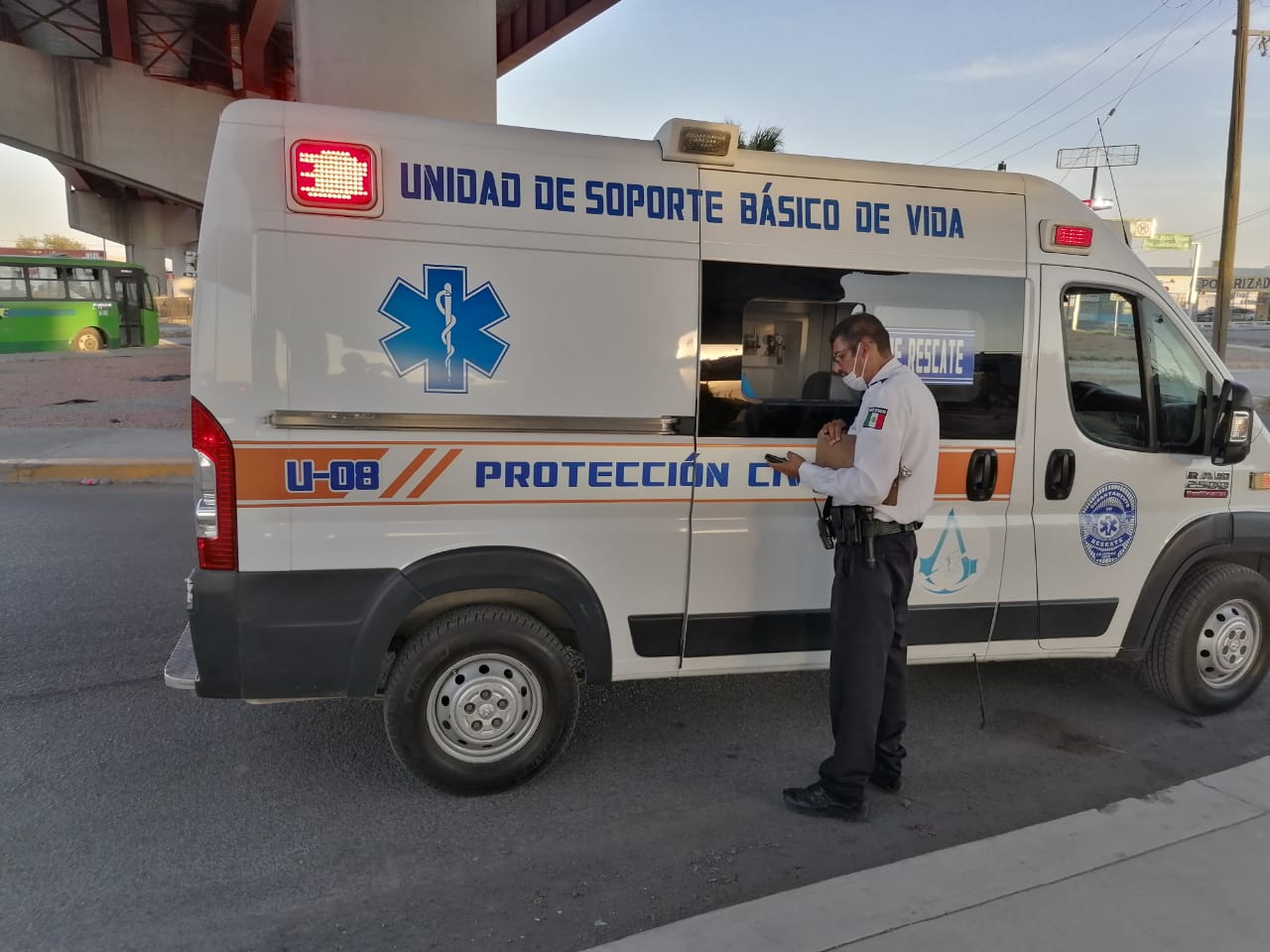 Disuaden a hombre que pretendía arrojarse del puente Sanders 1 Suicidio