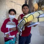 Entrega diputado Juan Carlos Loera casa por casa 600 paquetes de útiles escolares y 500 cobijas a familias de Juárez 3 Loera Cobijas CDJ 3