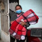 Entrega diputado Juan Carlos Loera casa por casa 600 paquetes de útiles escolares y 500 cobijas a familias de Juárez 2 Loera Cobijas CDJ 5