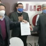 Entrega Mario Delgado constancia a Juan Carlos Loera de la Rosa 1 WhatsApp Image 2021 01 07 at 12.04.59 PM