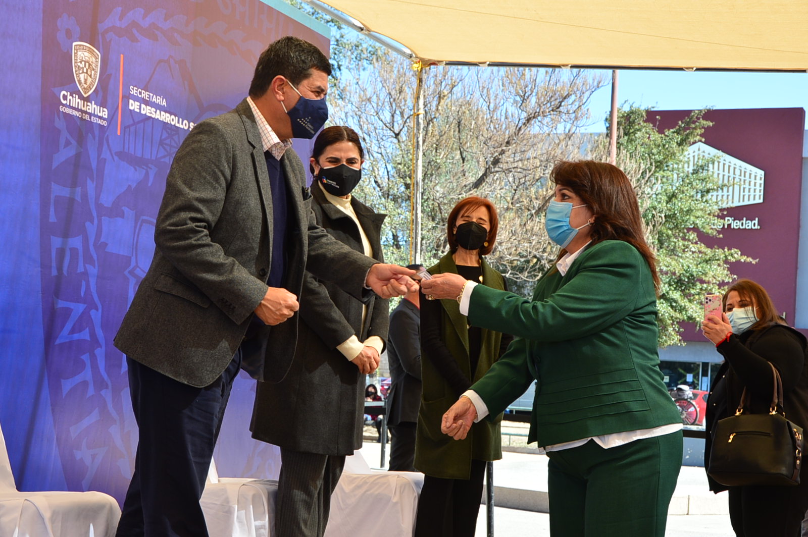 ENTREGA VEHICULOS PARA TRANSPORTE ADAPTADO 12