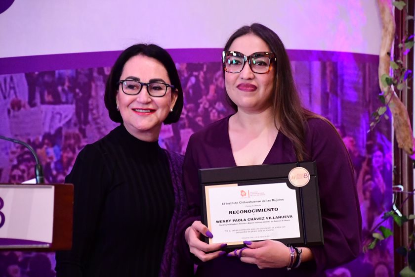 Gobernador Corral recibe reconocimiento por apoyar a la causa de las mujeres 1 1 3