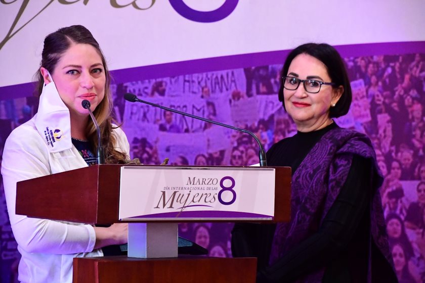 Gobernador Corral recibe reconocimiento por apoyar a la causa de las mujeres 3 2 4