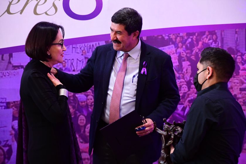 Gobernador Corral recibe reconocimiento por apoyar a la causa de las mujeres 4 4 4