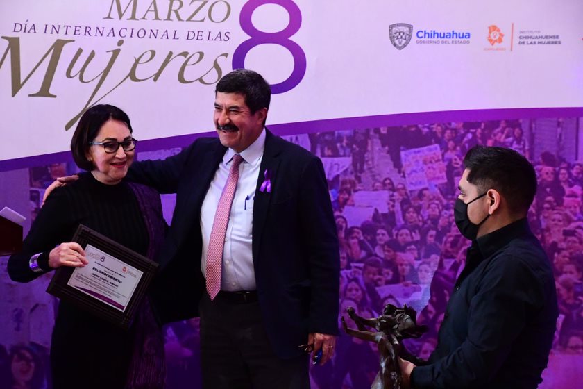 Gobernador Corral recibe reconocimiento por apoyar a la causa de las mujeres 5 5 4