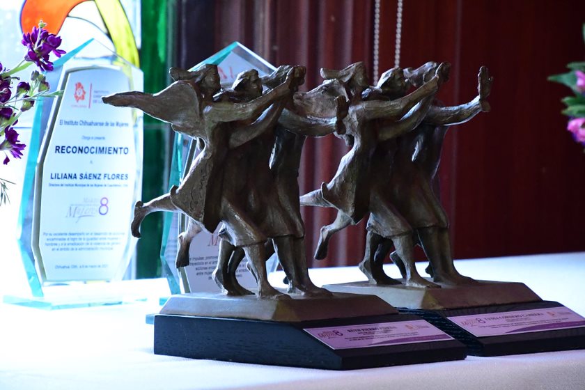 Gobernador Corral recibe reconocimiento por apoyar a la causa de las mujeres 6 6 3