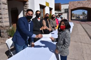 Entrega de becas academicas 2021 2 resized 20210318 031640054 2048x1367