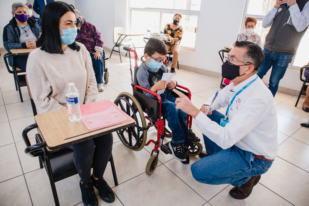 Reciben becas económicas personas mayores y con discapacidad en el estado 2 Parral Tarjetas PD PM 22