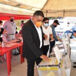 “Es responsabilidad de todos cambiar las cosas”, afirma El Caballo Lozoya al emitir su voto en Parral 1 WhatsApp Image 2021 06 06 at 10.48.52