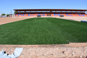 Instalacion de pasto sintetico en estadio revolucion