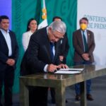 López Obrador firma convenio con Fundación Teletón para fortalecer atención a niñas, niños y jóvenes con discapacidad 11 12 08 2021 CONFERENCIA DE PRENSA MATUTINA FOTO 05