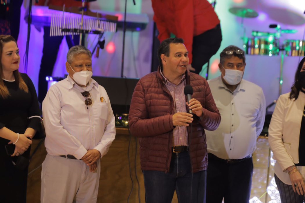 Cruz Perez Cuellar con gente del Sindicato Unico de Trabajadores del Municipio