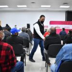 Entregan tarjetas de cobro a beneficiarios con pensión de 65 a 67 años 7 WhatsApp Image 2021 12 06 at 12.37.15