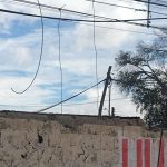 Denuncian cables de electricidad peligrosos en vía pública 5 IMG 20220818 WA0060